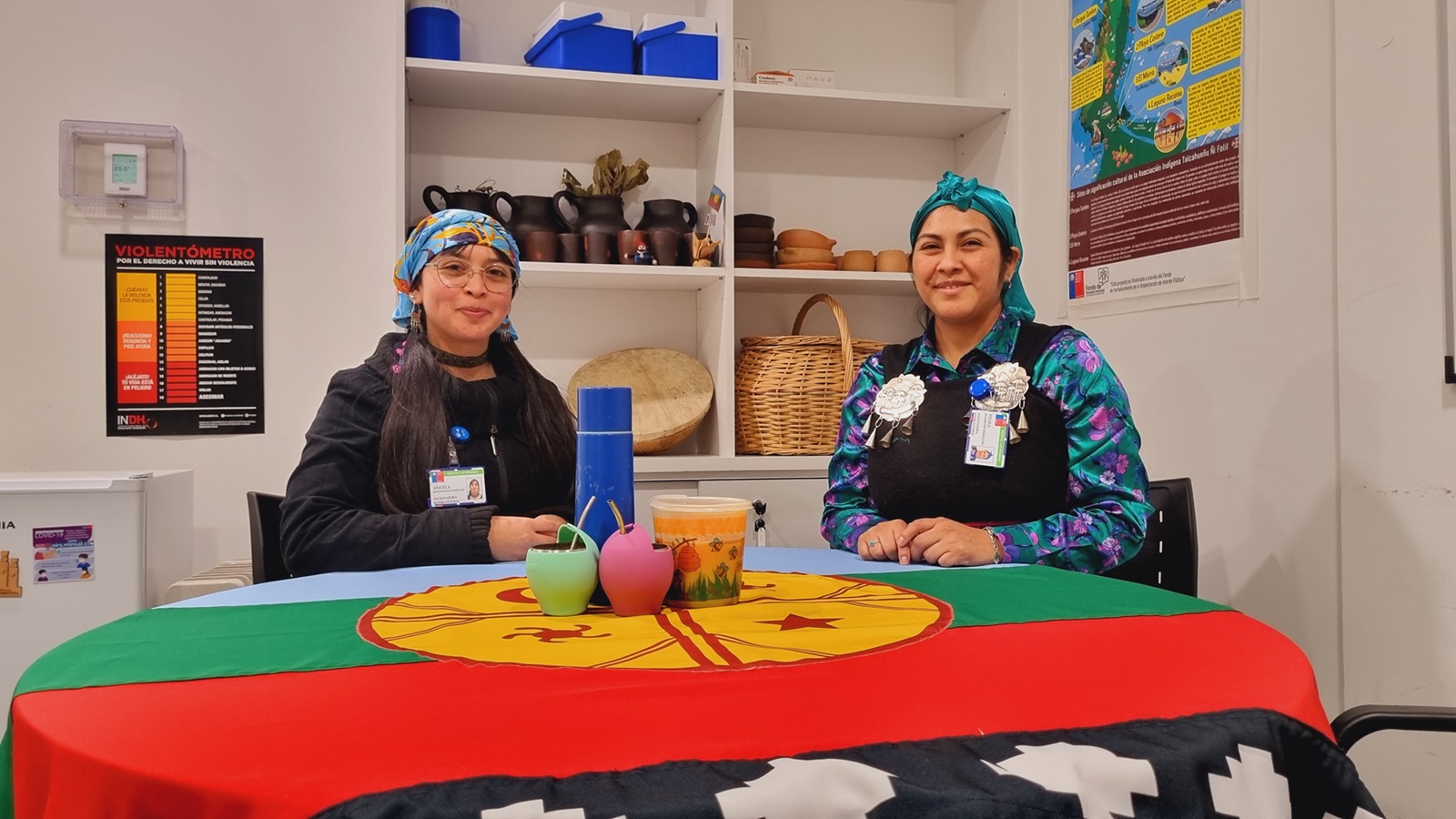 grupo de personas admirando una feria intercultural