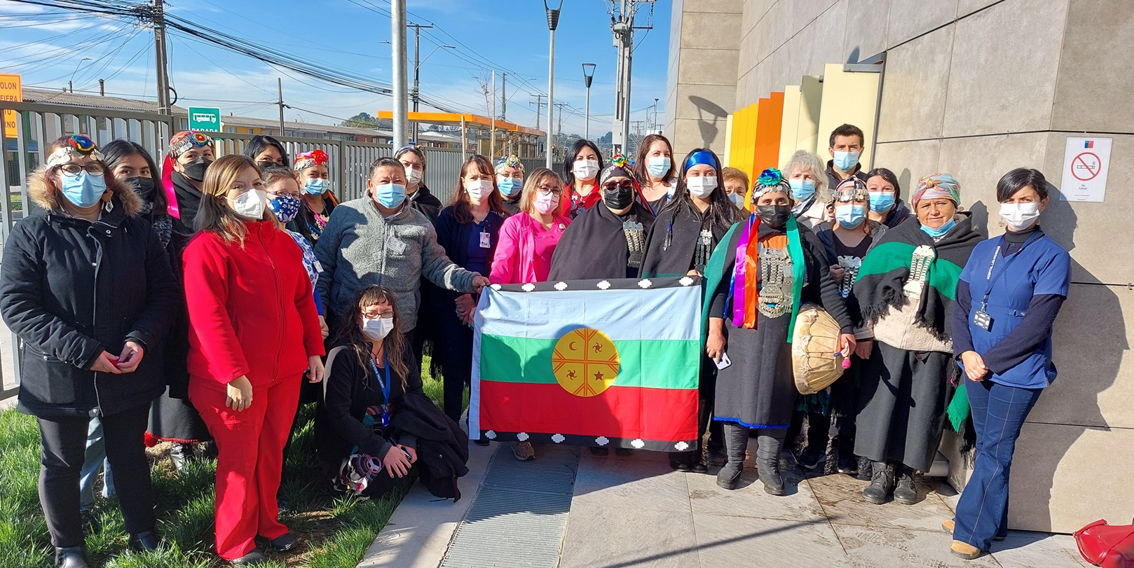 grupo de personas sosteniendo la bandera mapuche