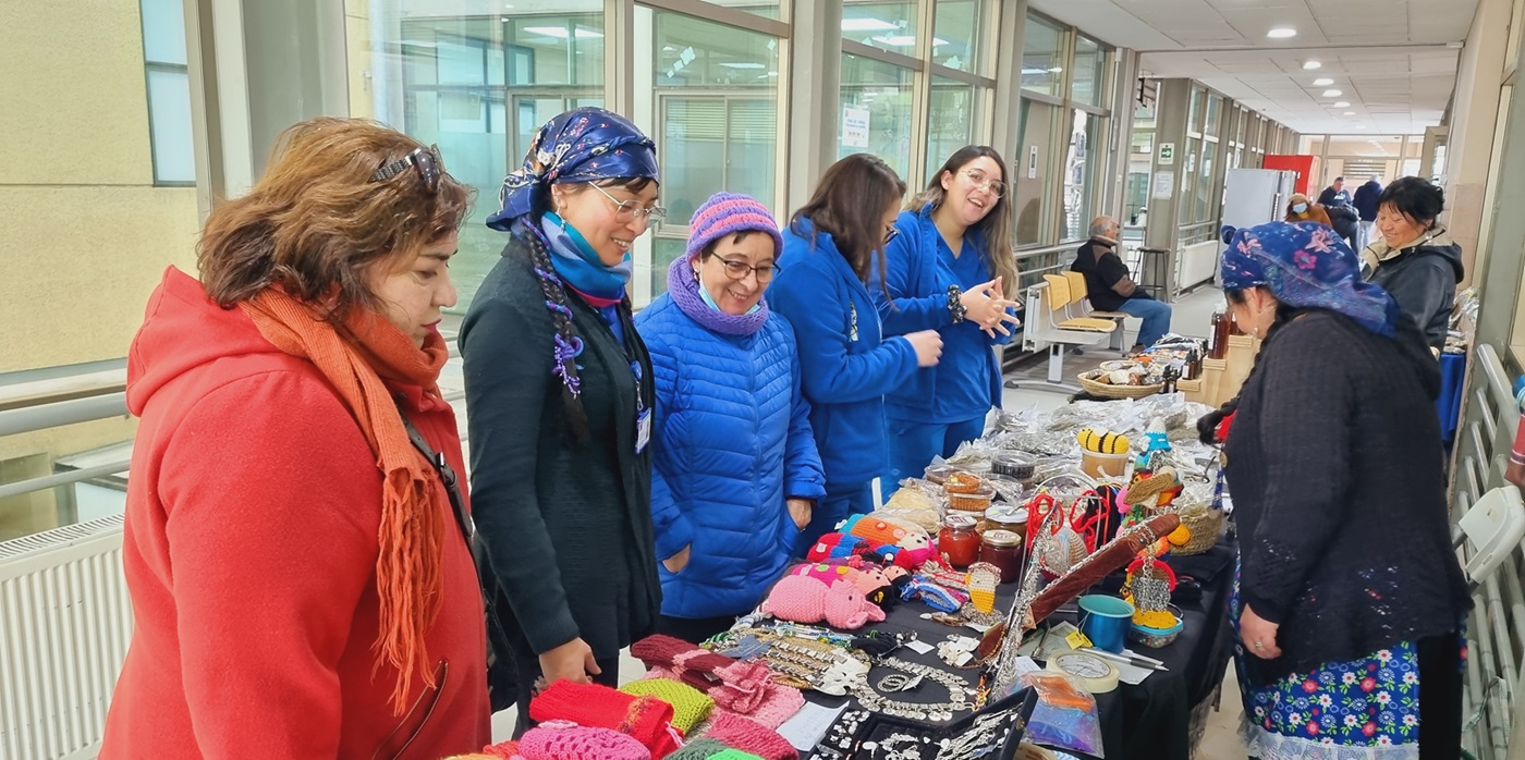 grupo de personas admirando una feria intercultural