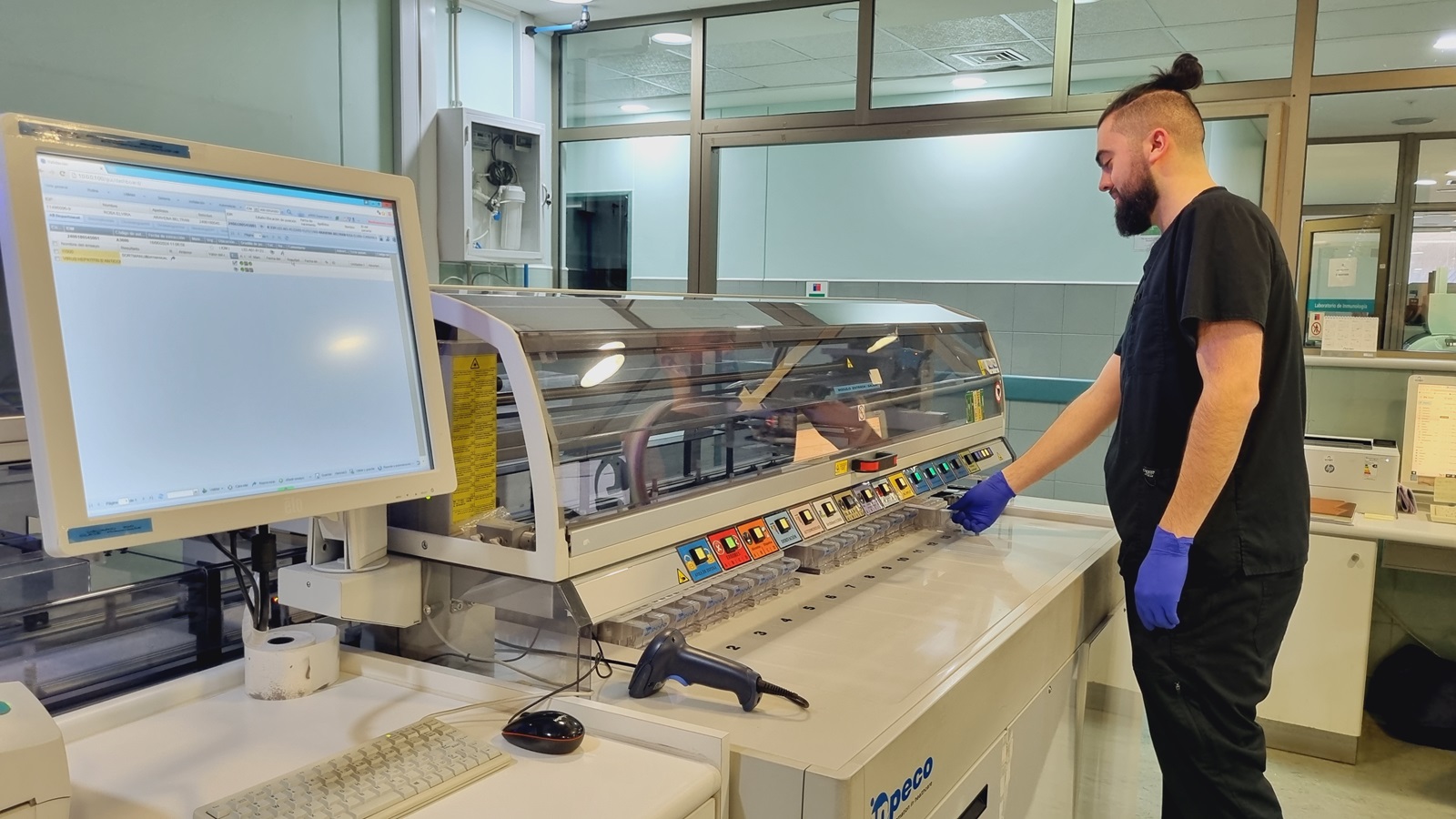funcionario operando maquinaria de laboratorio