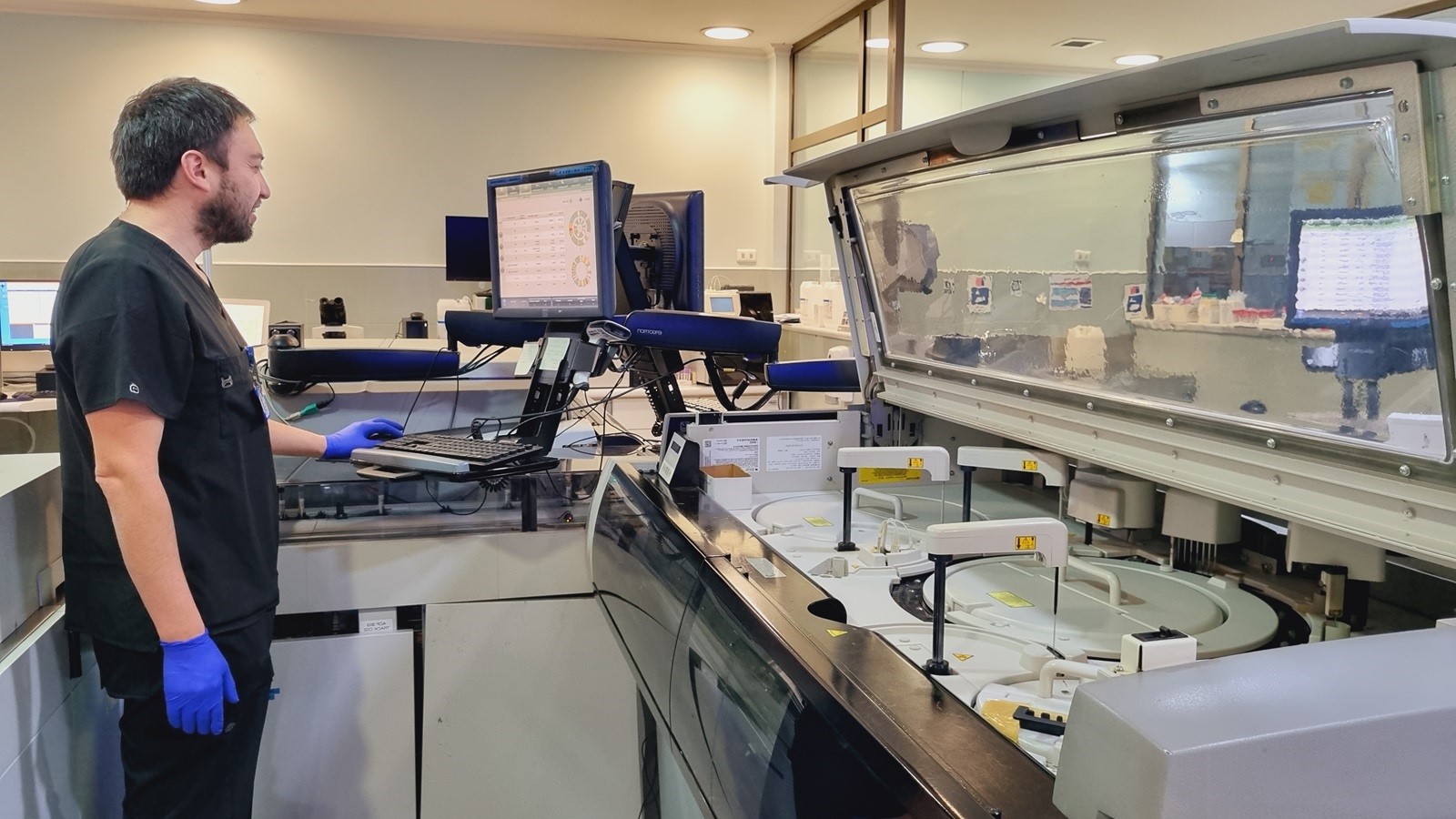 funcionario operando maquinaria de laboratorio